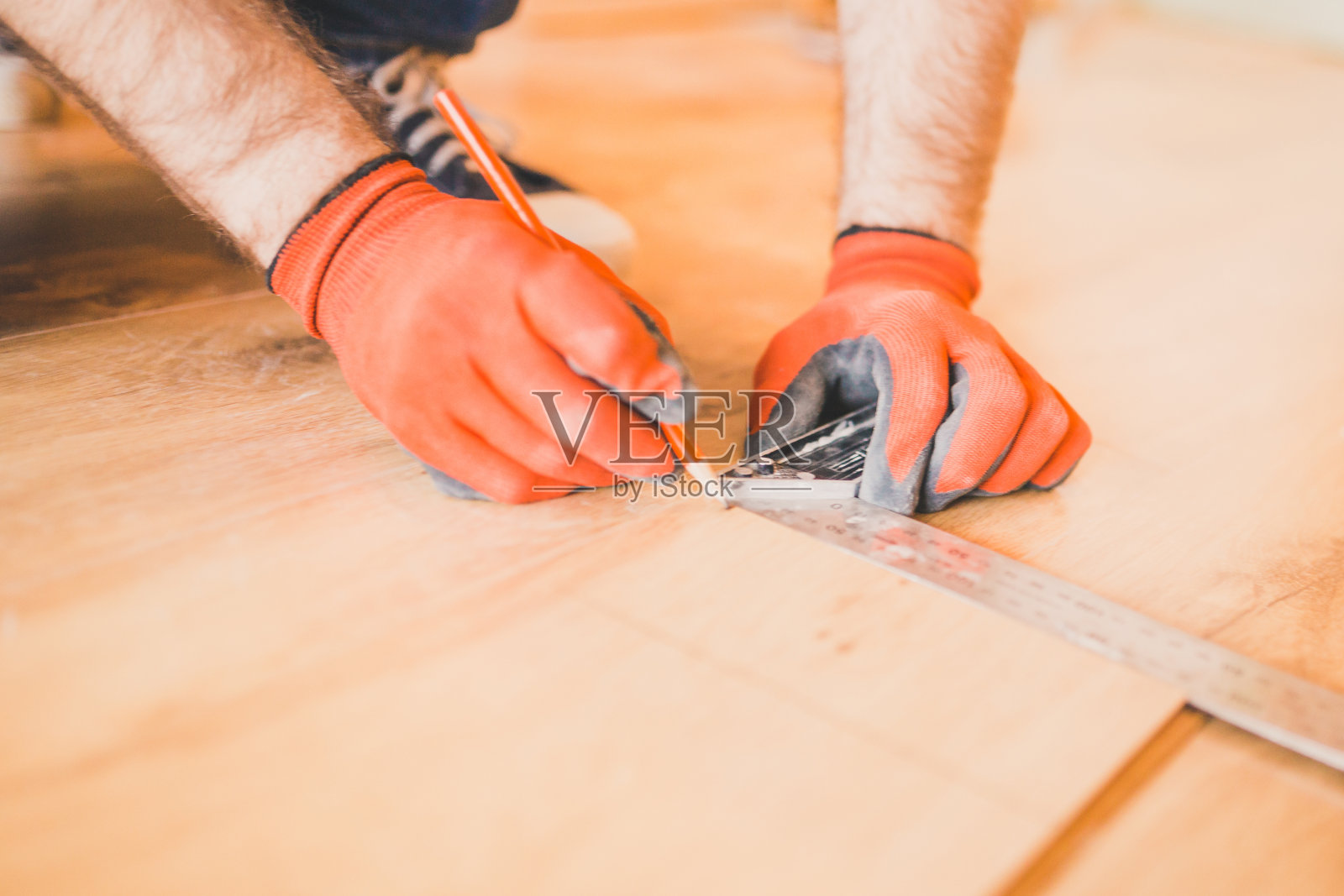 正在安装新的复合木地板照片摄影图片