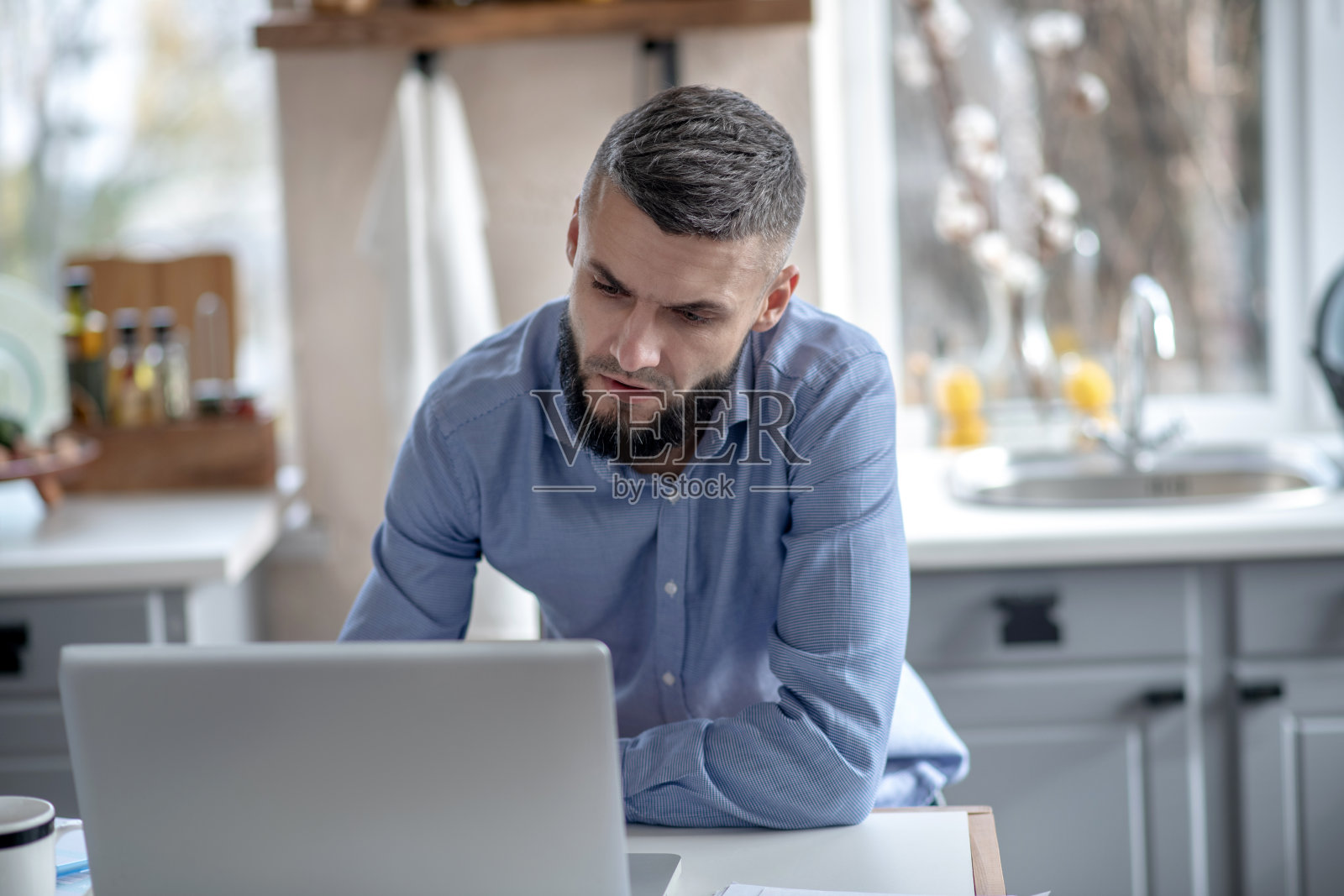 周末远程工作的大胡子男人照片摄影图片