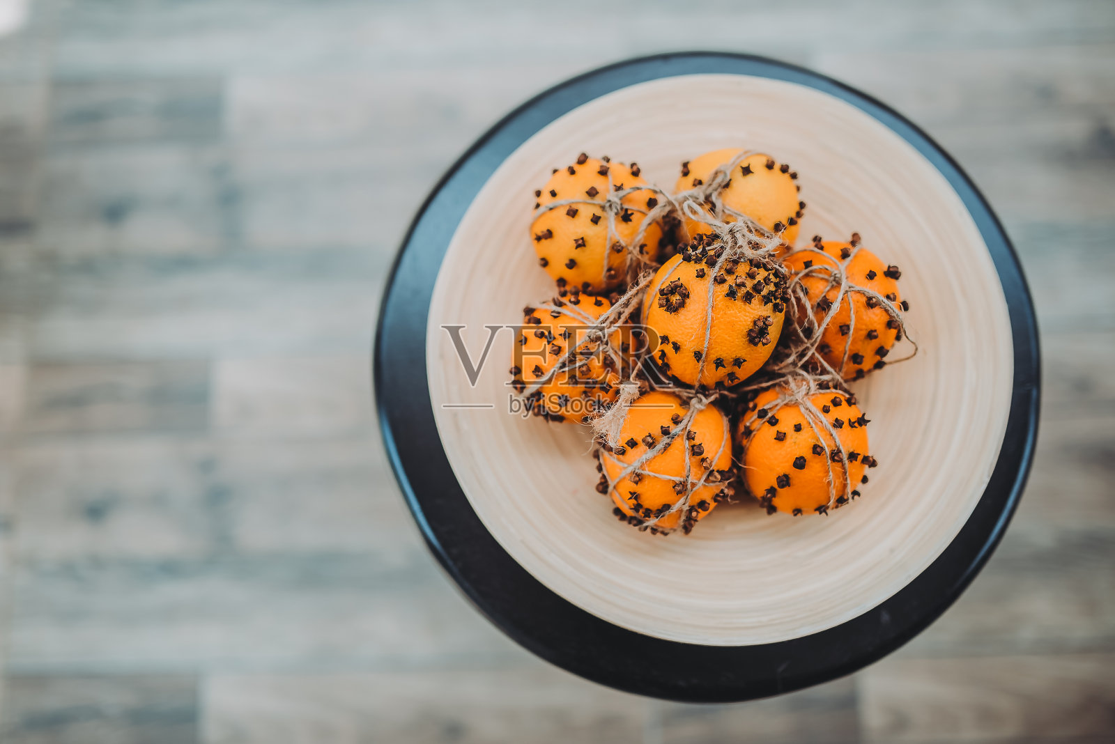 橘瓣香粉用绳子打结放在木盘上照片摄影图片