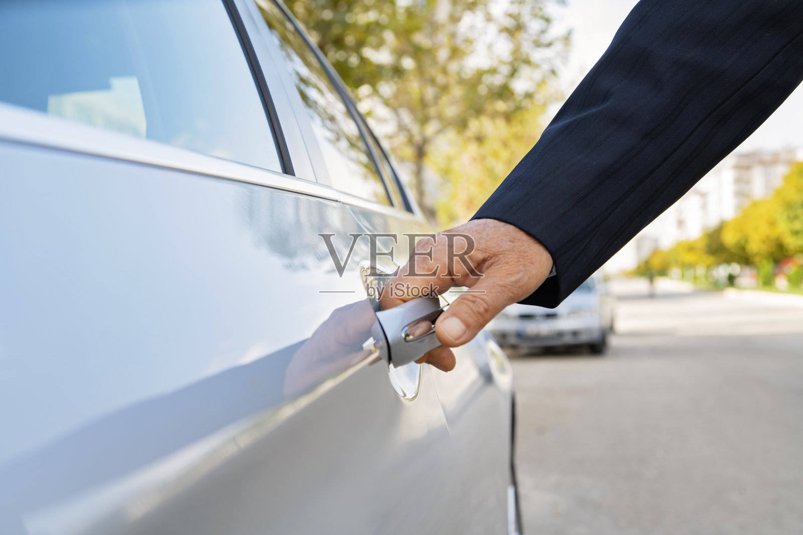 商人打开车门照片摄影图片