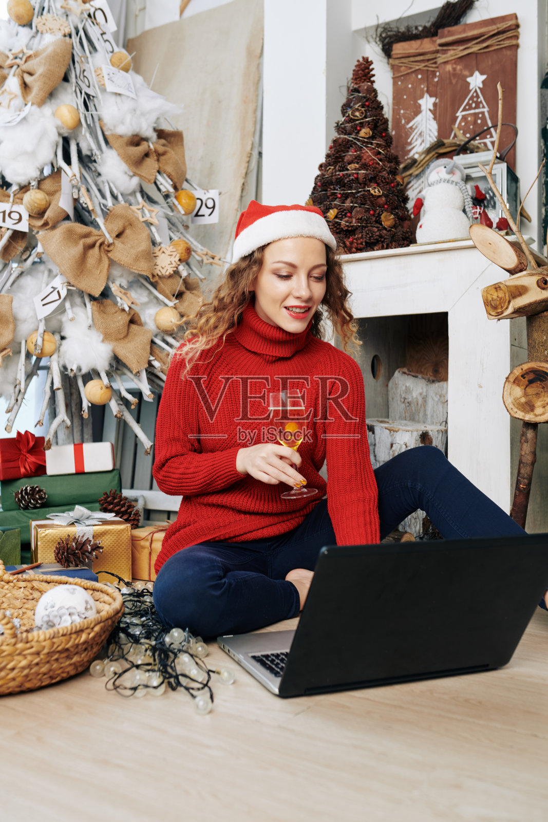 年轻女子回复朋友的电子邮件照片摄影图片