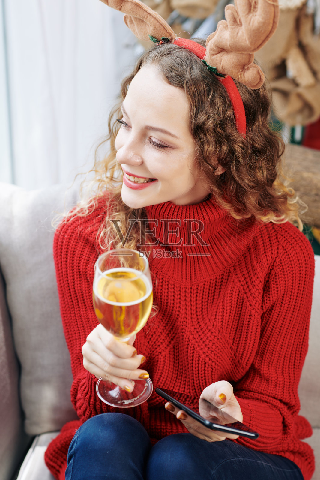 女人拿着酒和智能手机休息照片摄影图片