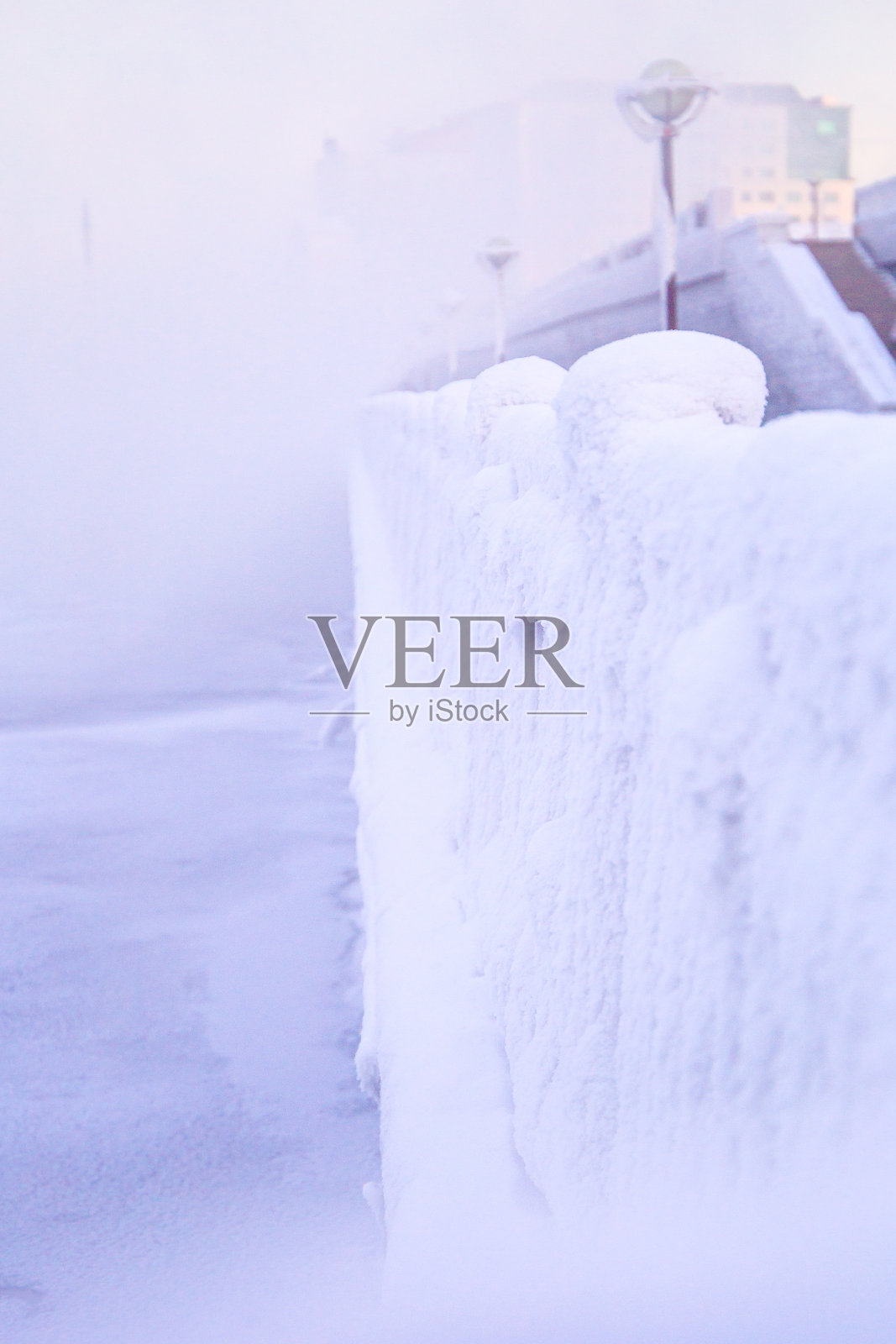 冬天的景观是结霜的树木，白雪皑皑的城市公园。贝加尔湖附近的伊尔库茨克，西伯利亚被雪覆盖的树木。极其寒冷的冬天照片摄影图片