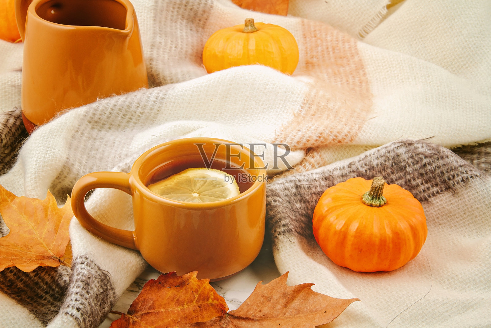 平铺秋天的组成与秋叶，热茶和温暖的羊毛围巾或格子照片摄影图片