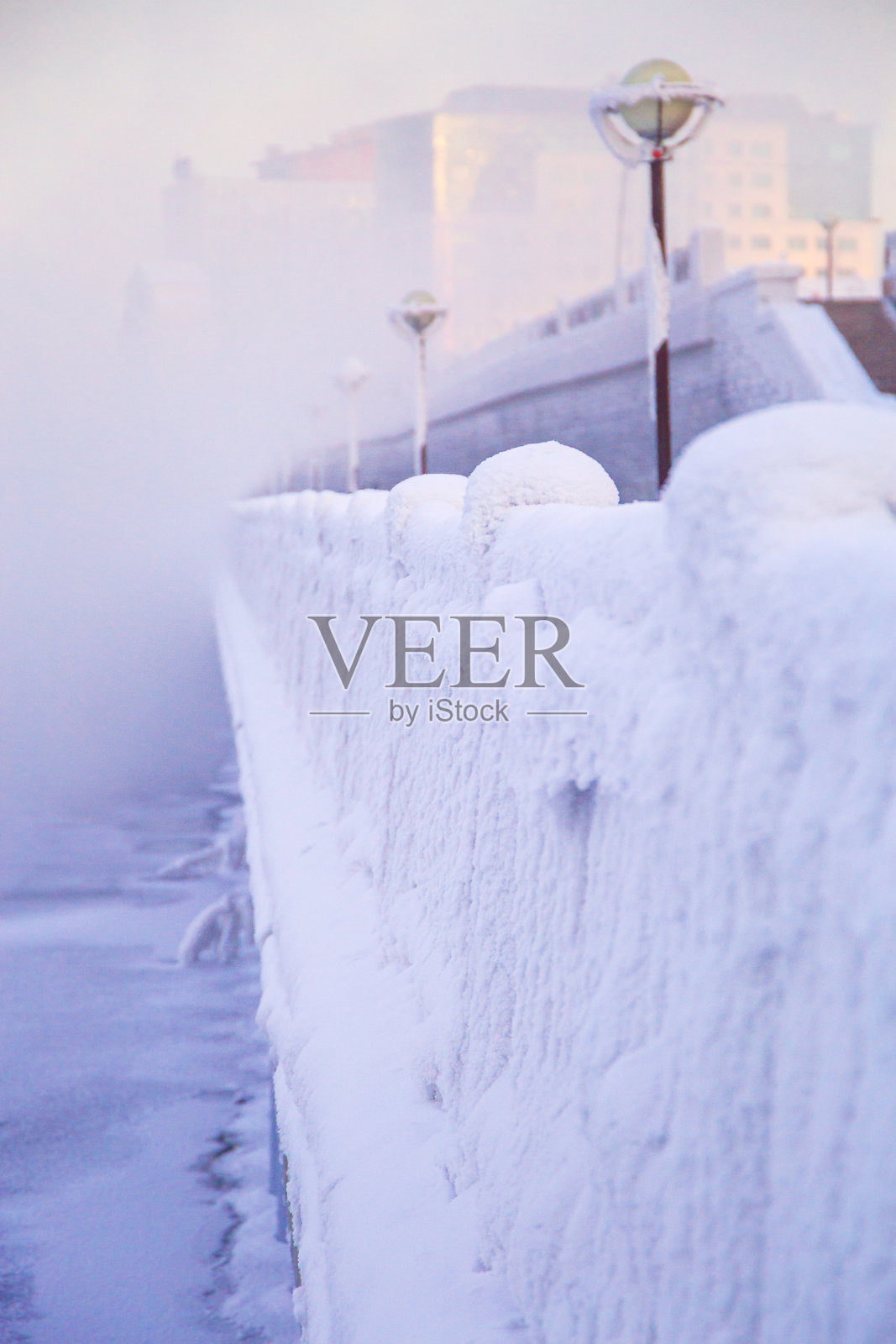 冬天的景观是结霜的树木，白雪皑皑的城市公园。贝加尔湖附近的伊尔库茨克，西伯利亚被雪覆盖的树木。极其寒冷的冬天照片摄影图片