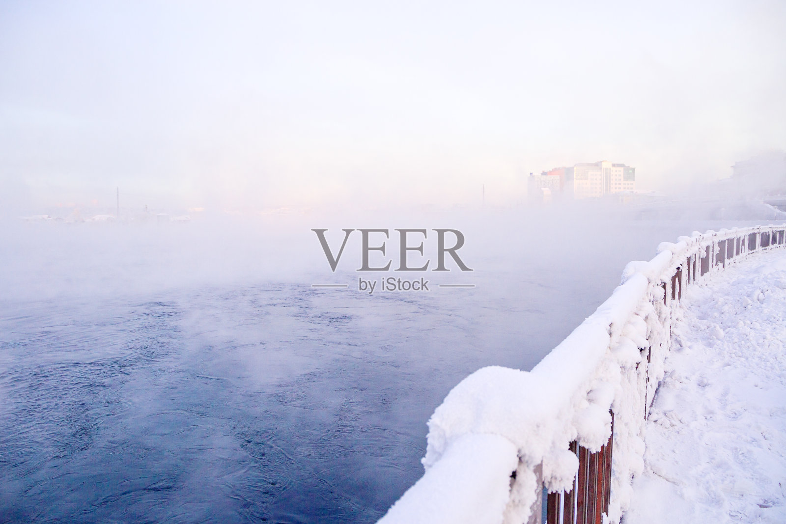 冬天的景观是结霜的树木，白雪皑皑的城市公园。贝加尔湖附近的伊尔库茨克，西伯利亚被雪覆盖的树木。极其寒冷的冬天照片摄影图片