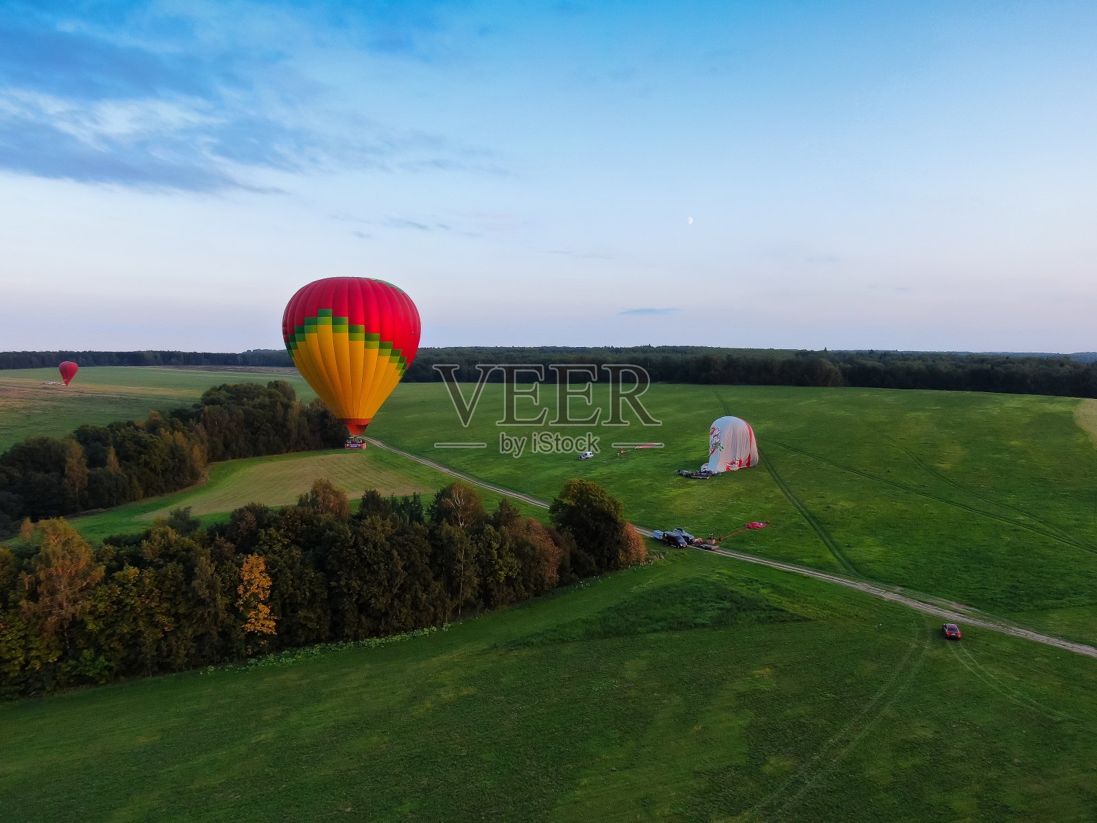 从这条河上方的夏季高空鸟瞰气球飞行。无人机的全景。美丽的风景。照片摄影图片