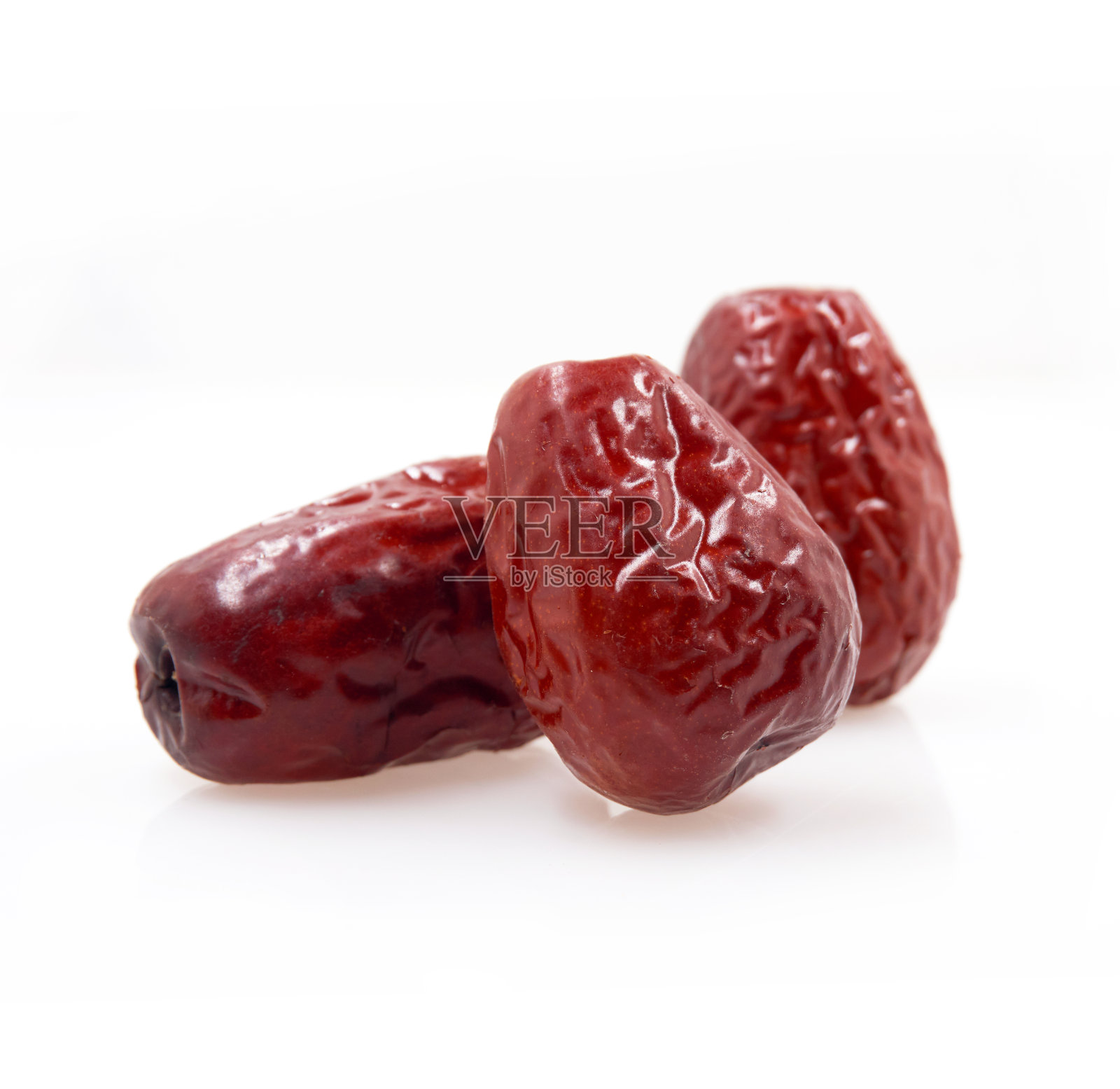 孤立的枣段。白色背景上的中国红枣干。照片摄影图片