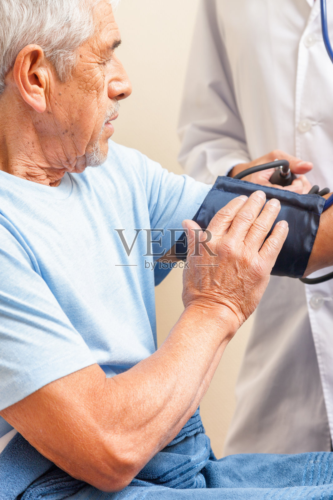 老年男性的压力测量照片摄影图片