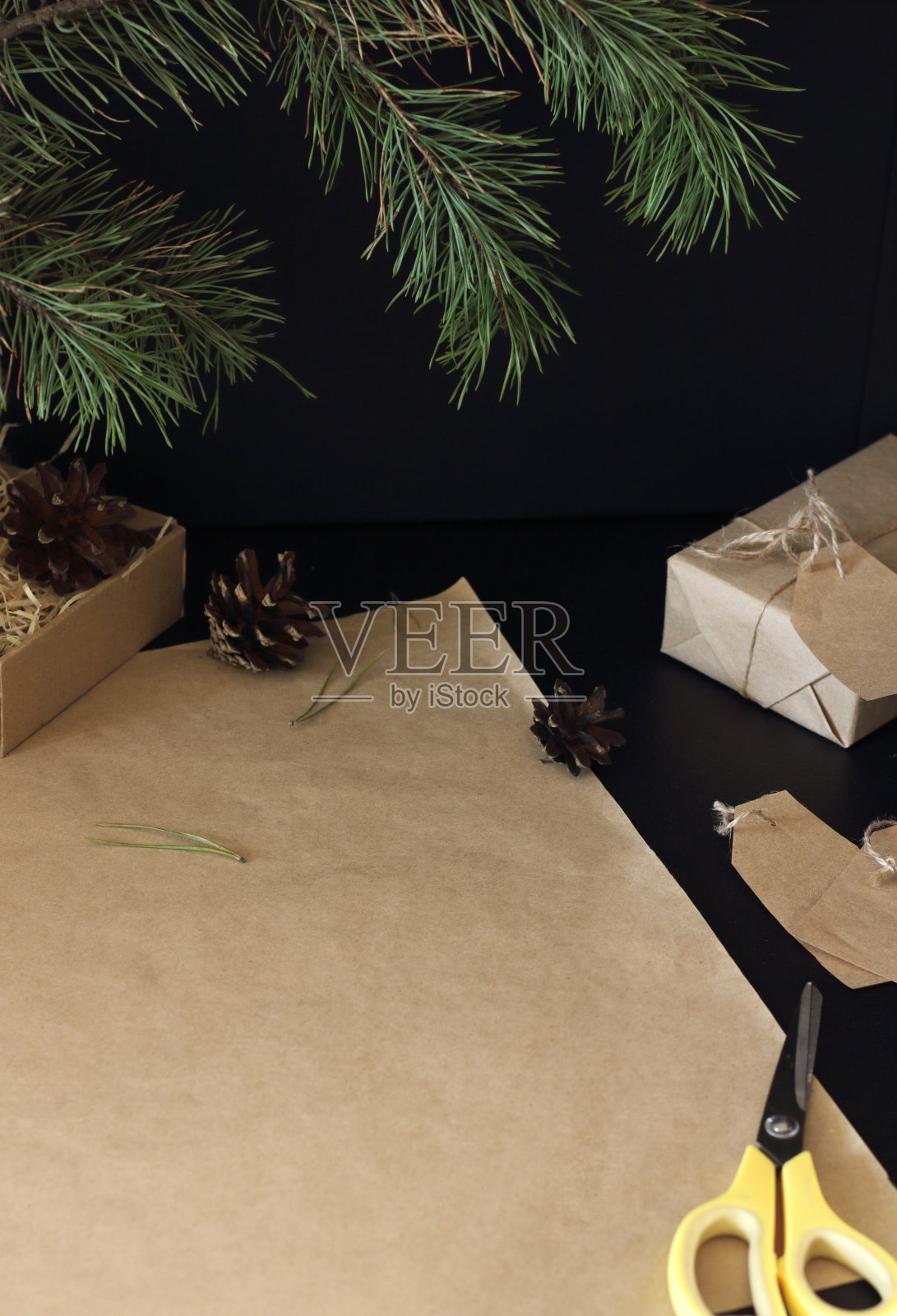 桌上放着一张空的牛皮纸，用来包装礼物。照片摄影图片