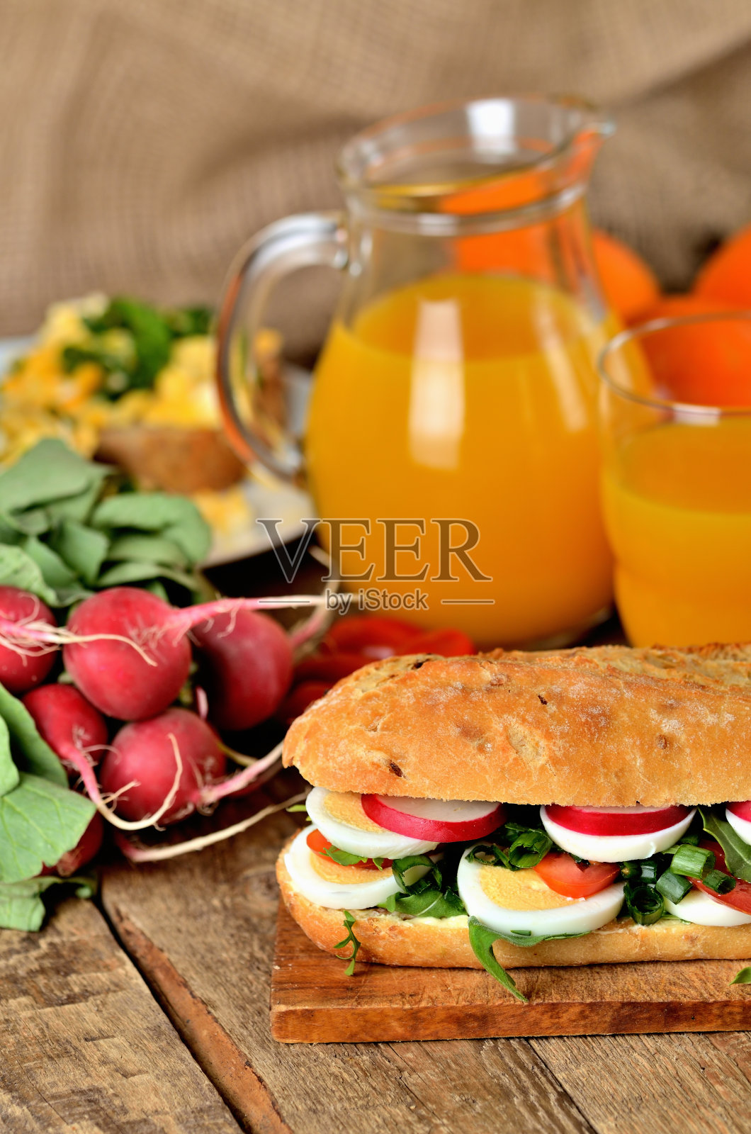 法式面包三明治，鸡蛋，芝麻菜沙拉，西红柿和萝卜照片摄影图片