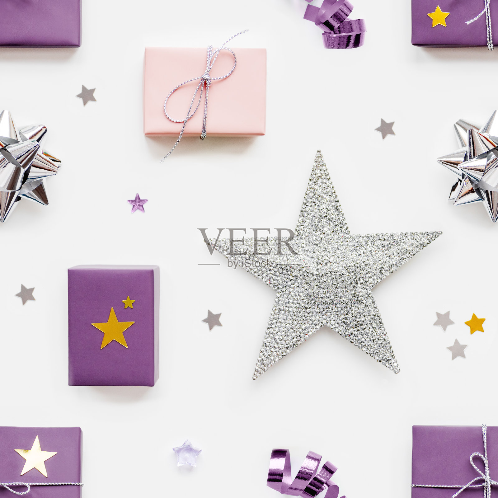 照片无缝模式与节日礼物。礼物用淡粉色和紫色的纸包着，还有银色的丝带和蝴蝶结。星星五彩纸屑。俯视图，平放。照片摄影图片