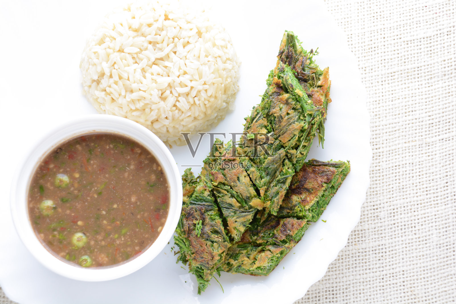 虾酱、金合欢炒蛋，配米饭。“n照片摄影图片