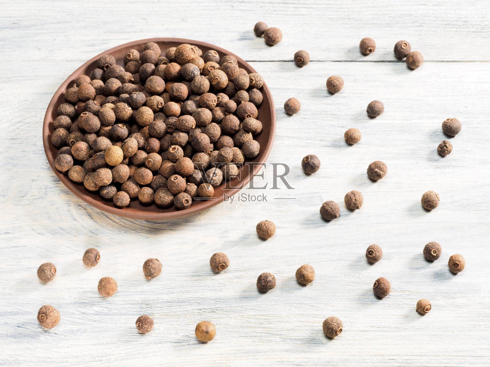 多香陶土盘，白色背景。印度烹饪，阿育吠陀，自然疗法，现代医药概念照片摄影图片