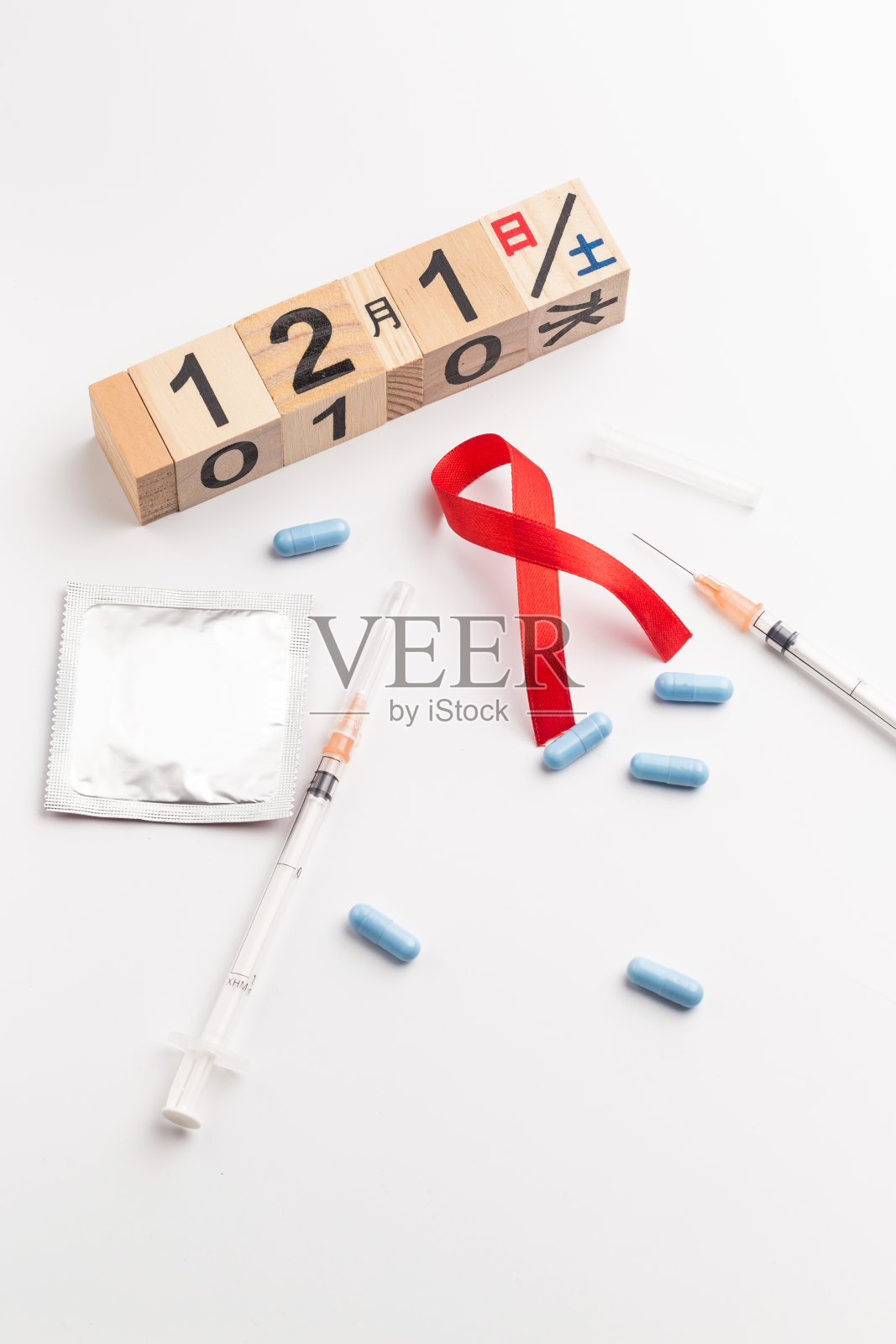 红丝带是国际上对艾滋病毒和艾滋病意识的象征照片摄影图片