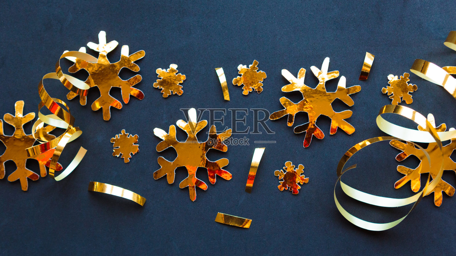 黑色背景上的金色装饰。平铺，俯视图，拷贝空间。圣诞快乐，恭贺新禧照片摄影图片