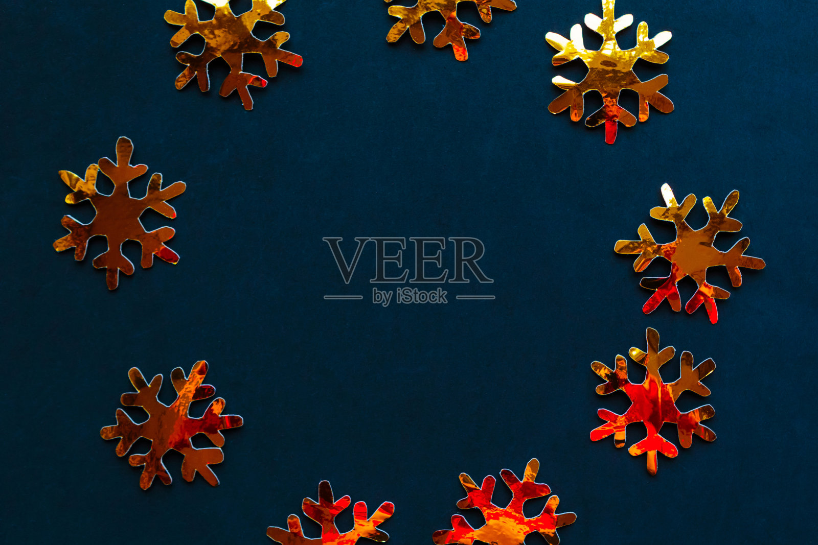 黑色背景上的金色装饰。平铺，俯视图，拷贝空间。圣诞快乐，恭贺新禧照片摄影图片