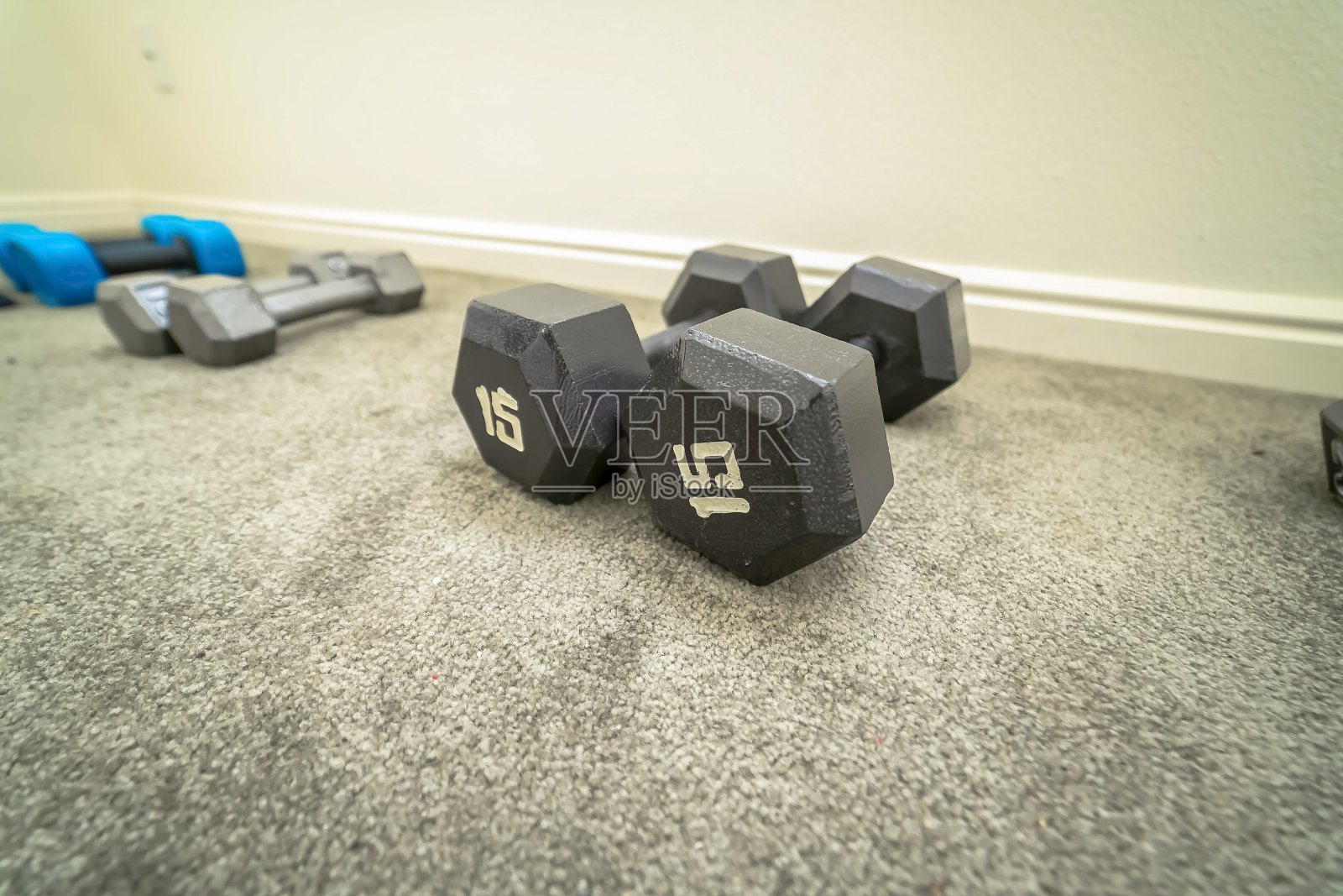 特写一对铁固定重量哑铃与六角形头照片摄影图片