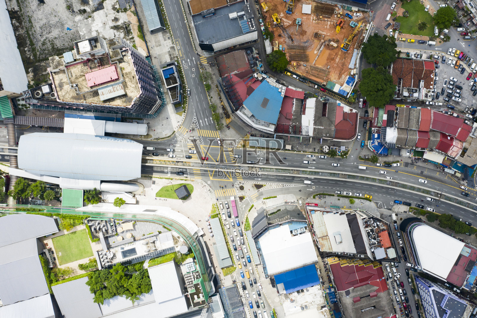 从上面鸟瞰，武吉宾唐十字路口的交通堵塞景象令人惊叹。照片摄影图片