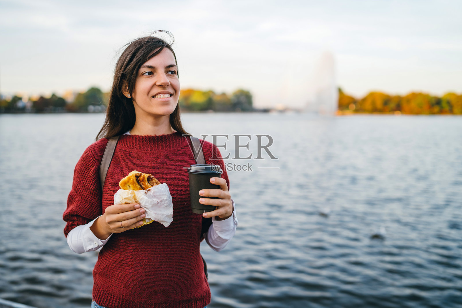 宾纳勒斯特湖的女人照片摄影图片