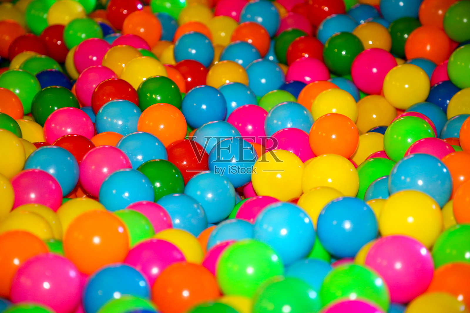彩虹色游戏球!照片摄影图片