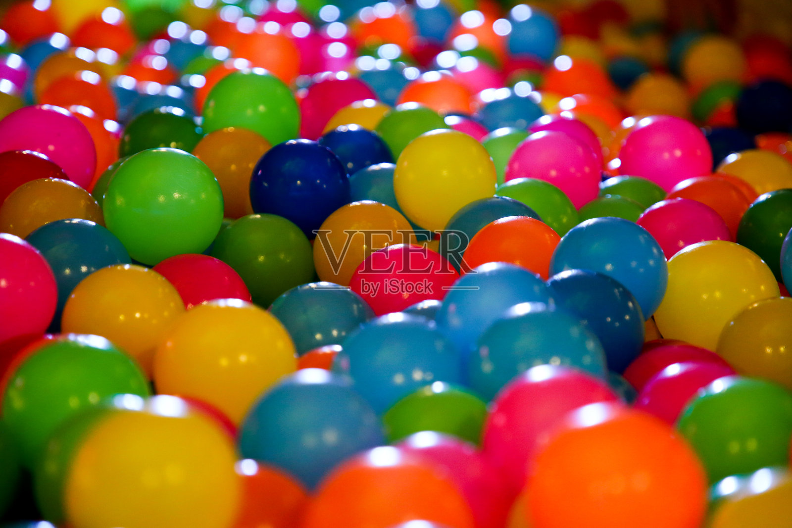 彩虹色游戏球!照片摄影图片