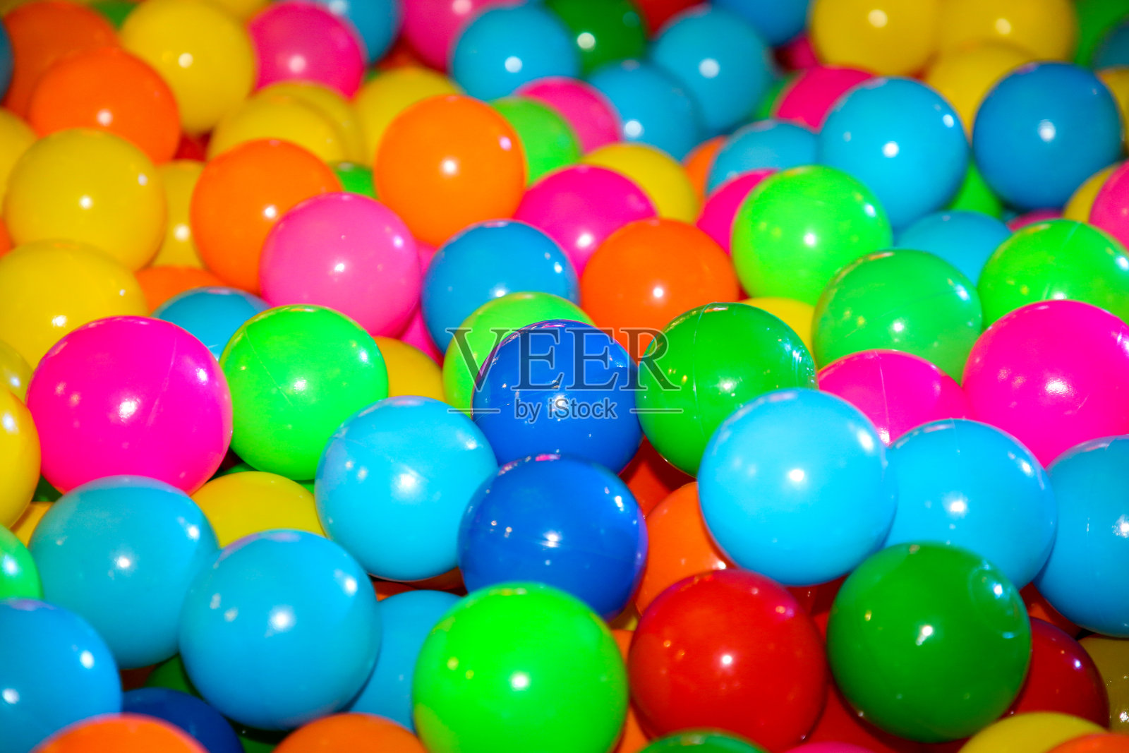 彩虹色游戏球!照片摄影图片