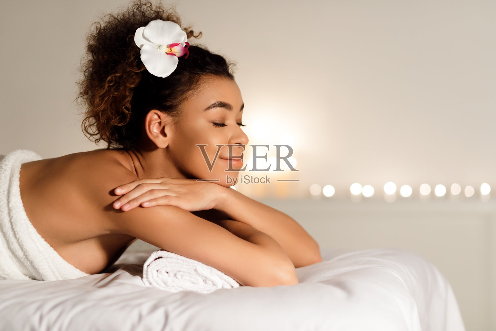 女人在房间里用蜡烛按摩后放松照片摄影图片