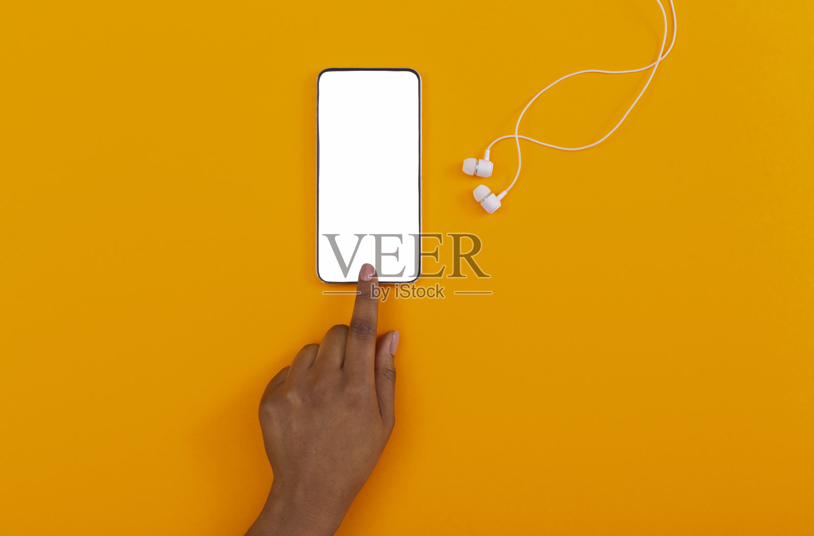 女性手使用智能手机黑屏和有线耳机照片摄影图片