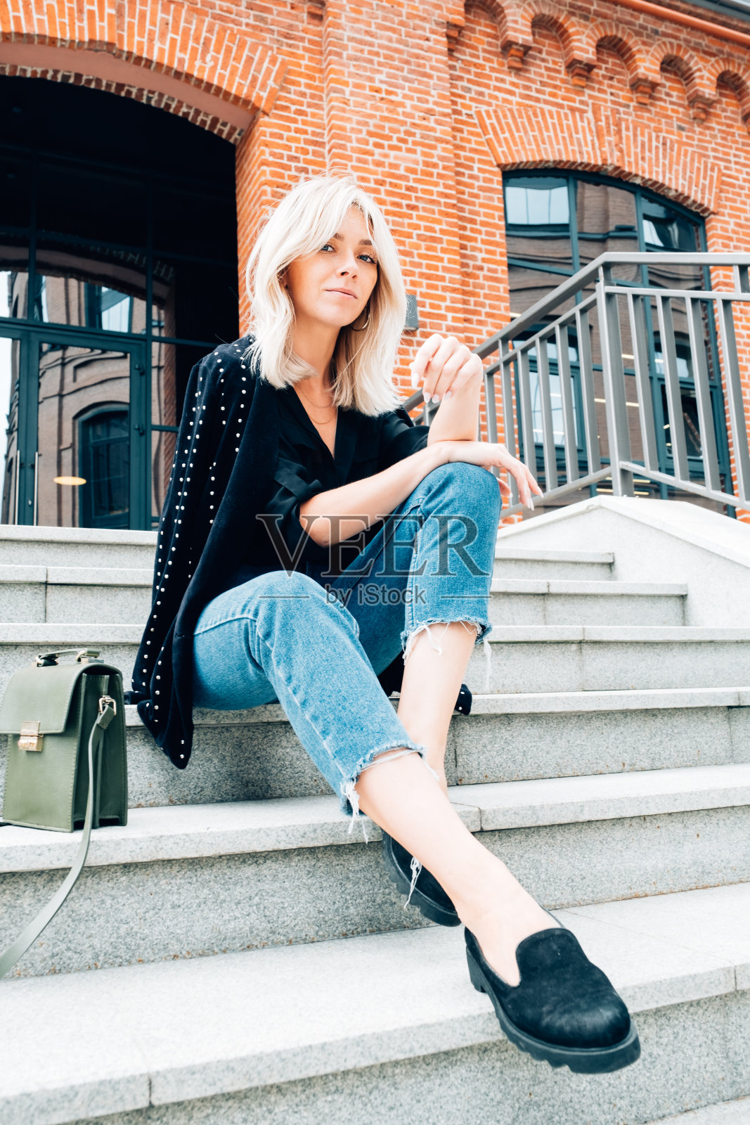 一个女人坐在楼梯上的户外肖像照片摄影图片