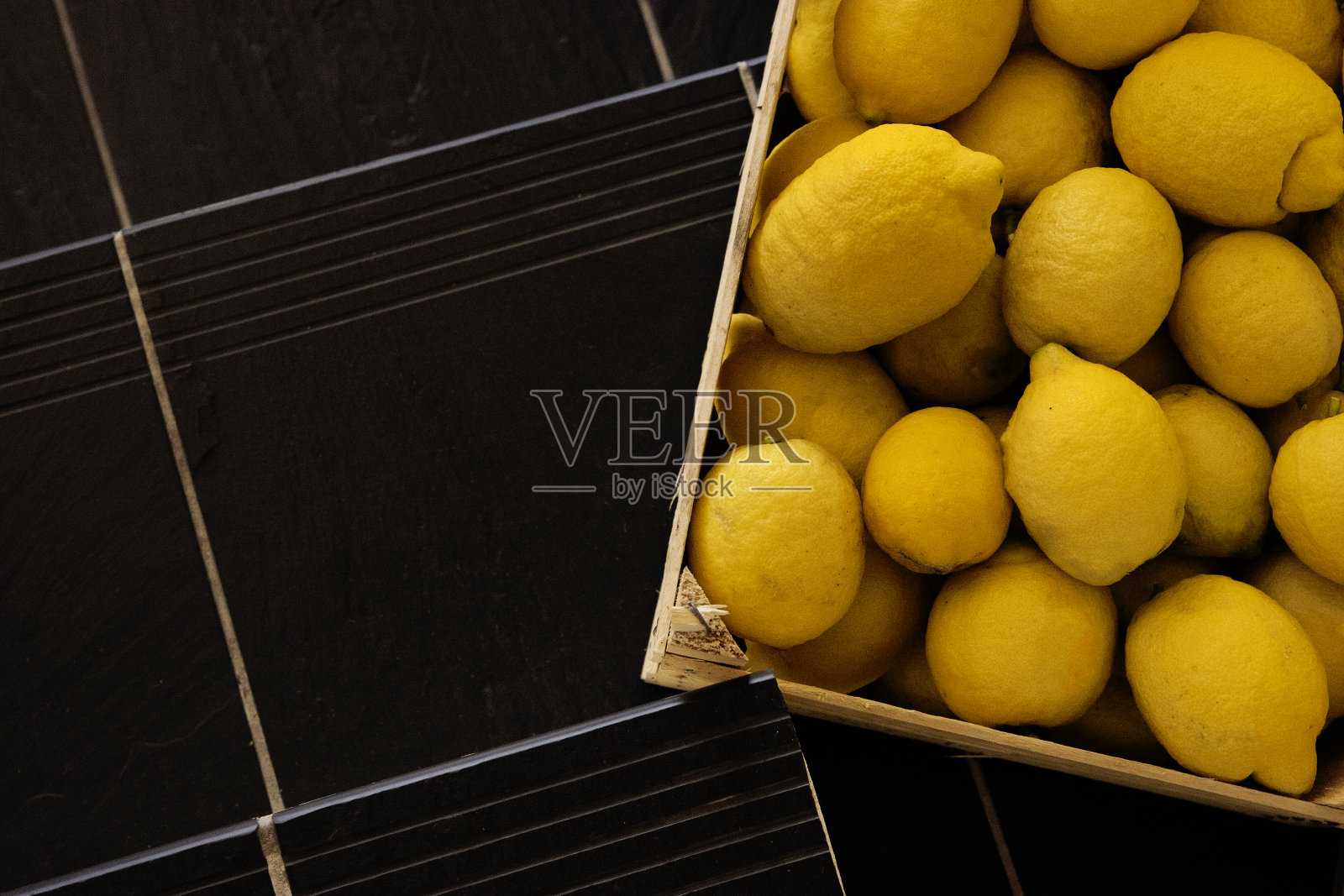 木盒子里的新鲜柠檬照片摄影图片