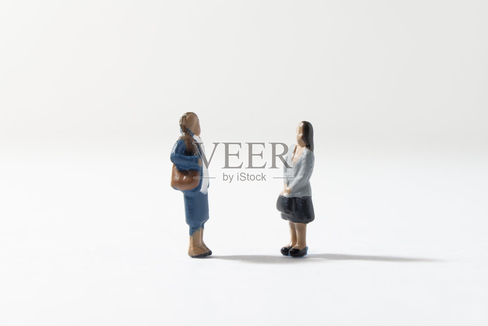 两个女人交谈照片摄影图片