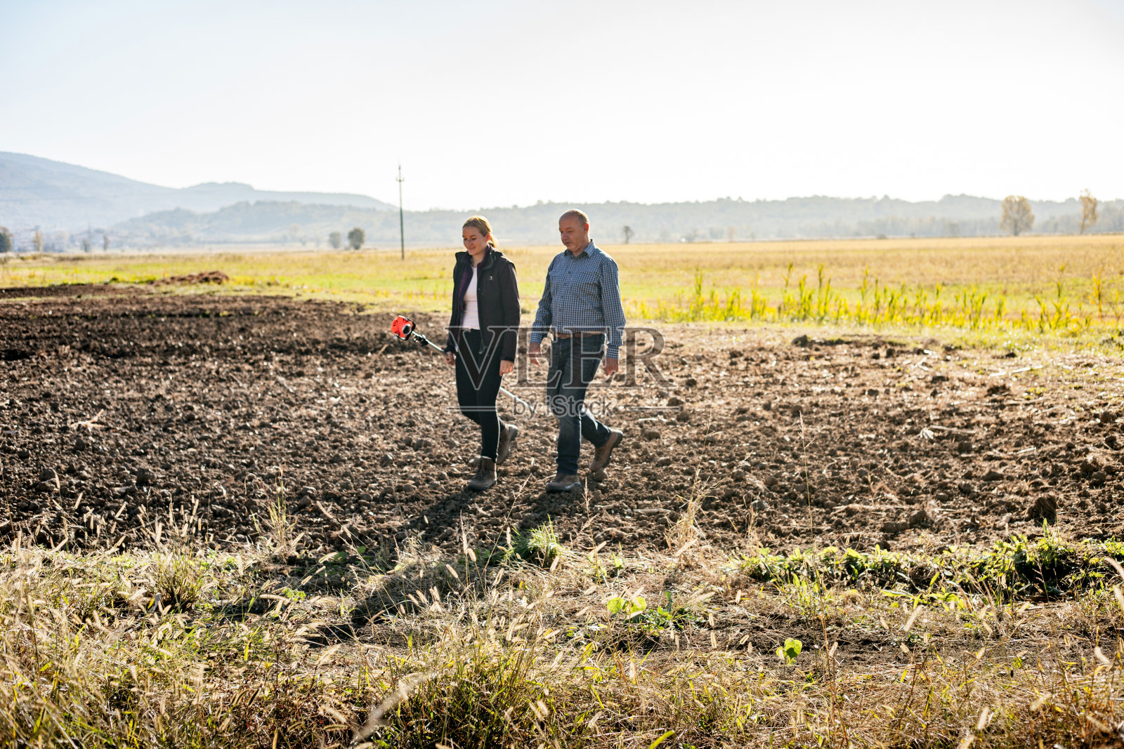 测量员穿越农田-家畜照片照片摄影图片
