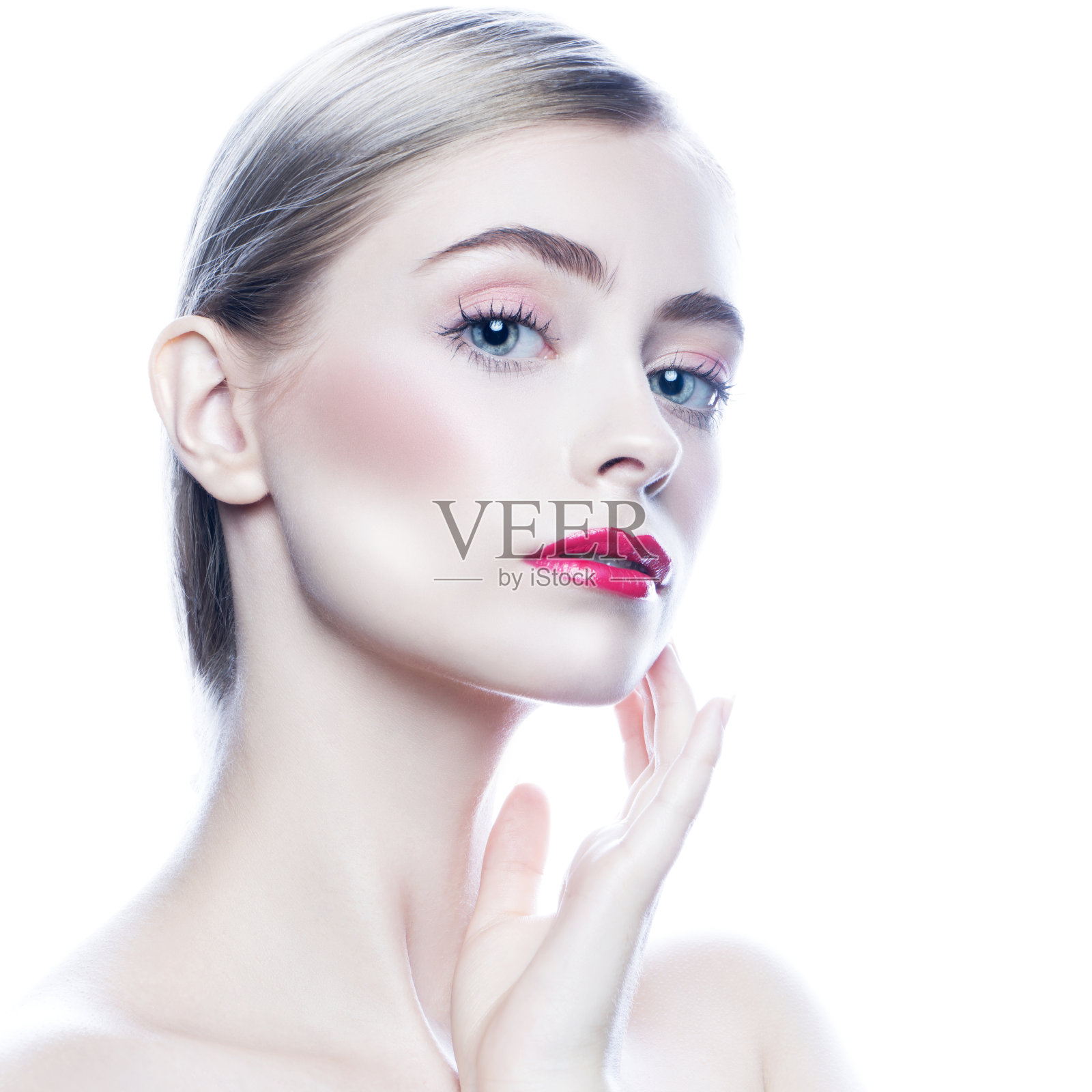 性感可爱美丽的年轻时尚模特触摸干净的脸皮肤。照片摄影图片