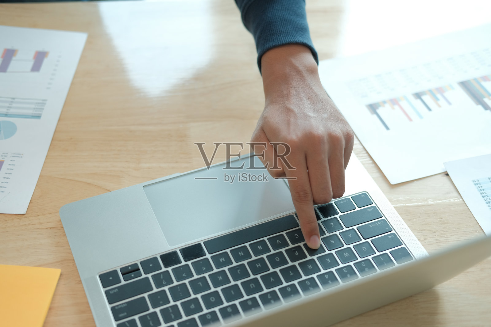 男性自由职业者使用电脑工作。创业者分析财务表现。学生正在学习做作业照片摄影图片