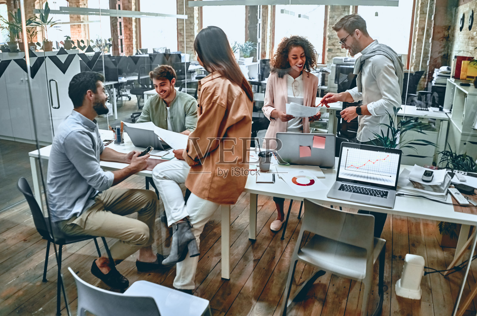 办公室里的年轻商人照片摄影图片