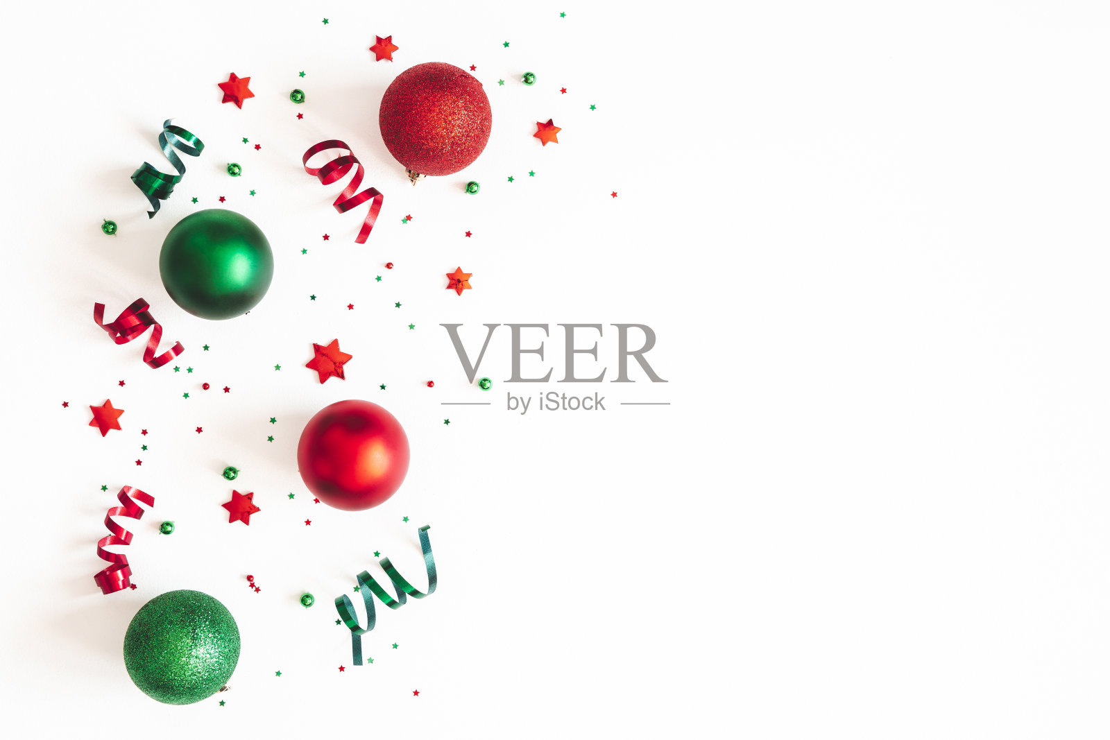 圣诞组成。白色背景上的红色和绿色装饰。圣诞节，冬天，新年的概念。平铺，俯视图，拷贝空间照片摄影图片