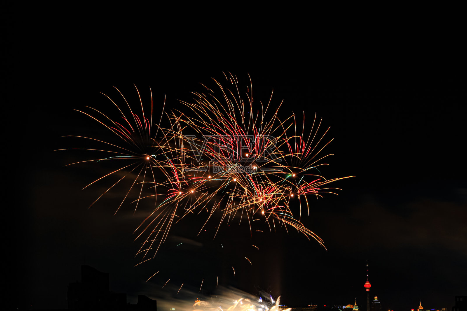 夜空焰火表演，庆祝新年的到来照片摄影图片