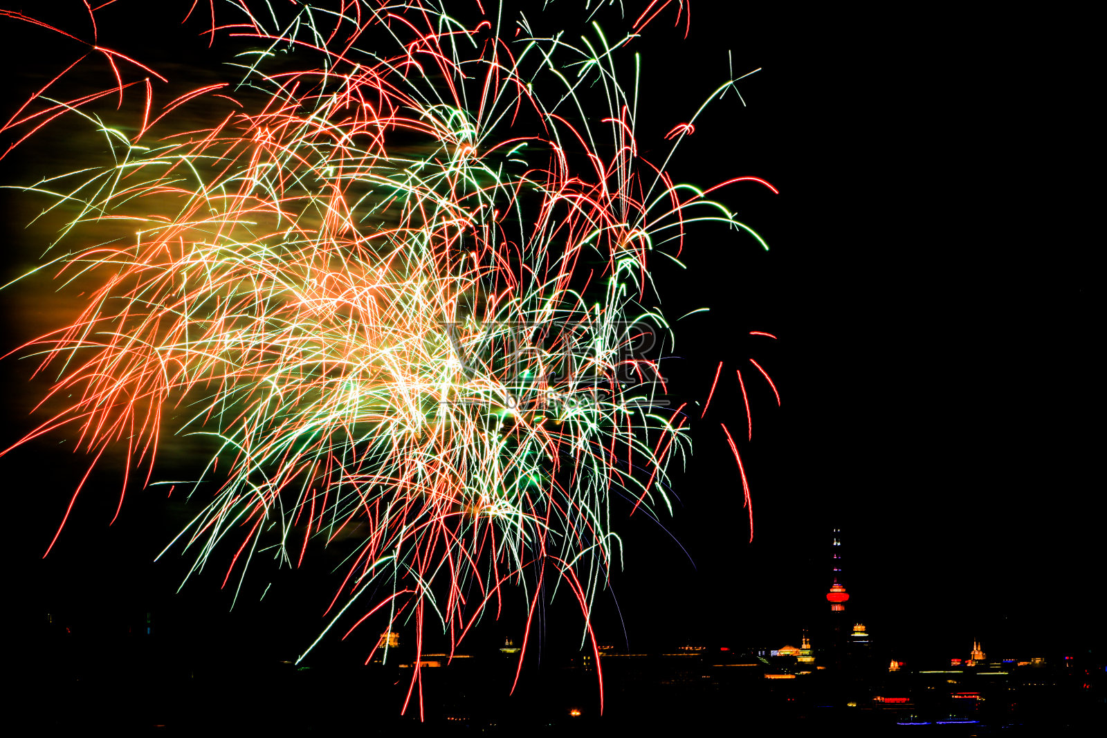 夜空焰火表演，庆祝新年的到来照片摄影图片