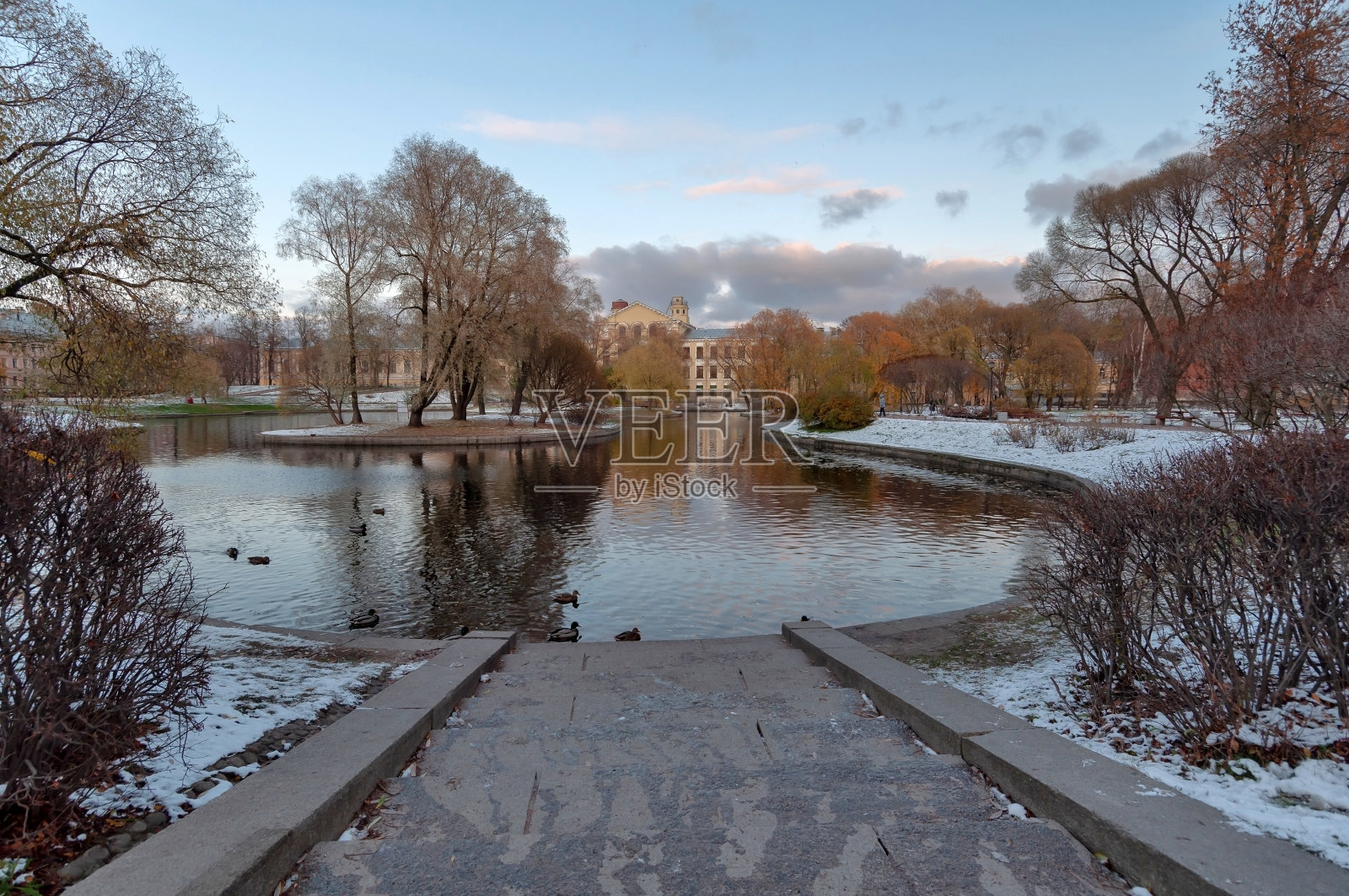 尤苏波夫花园位于圣彼得堡市中心，深秋，池塘和树木在夕阳的照射下照片摄影图片