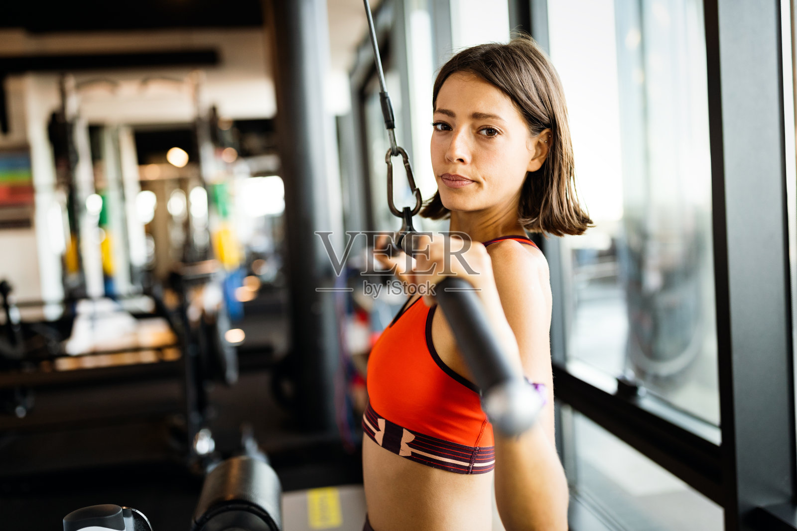 近距离的形象，有吸引力的健康的女人在健身房照片摄影图片