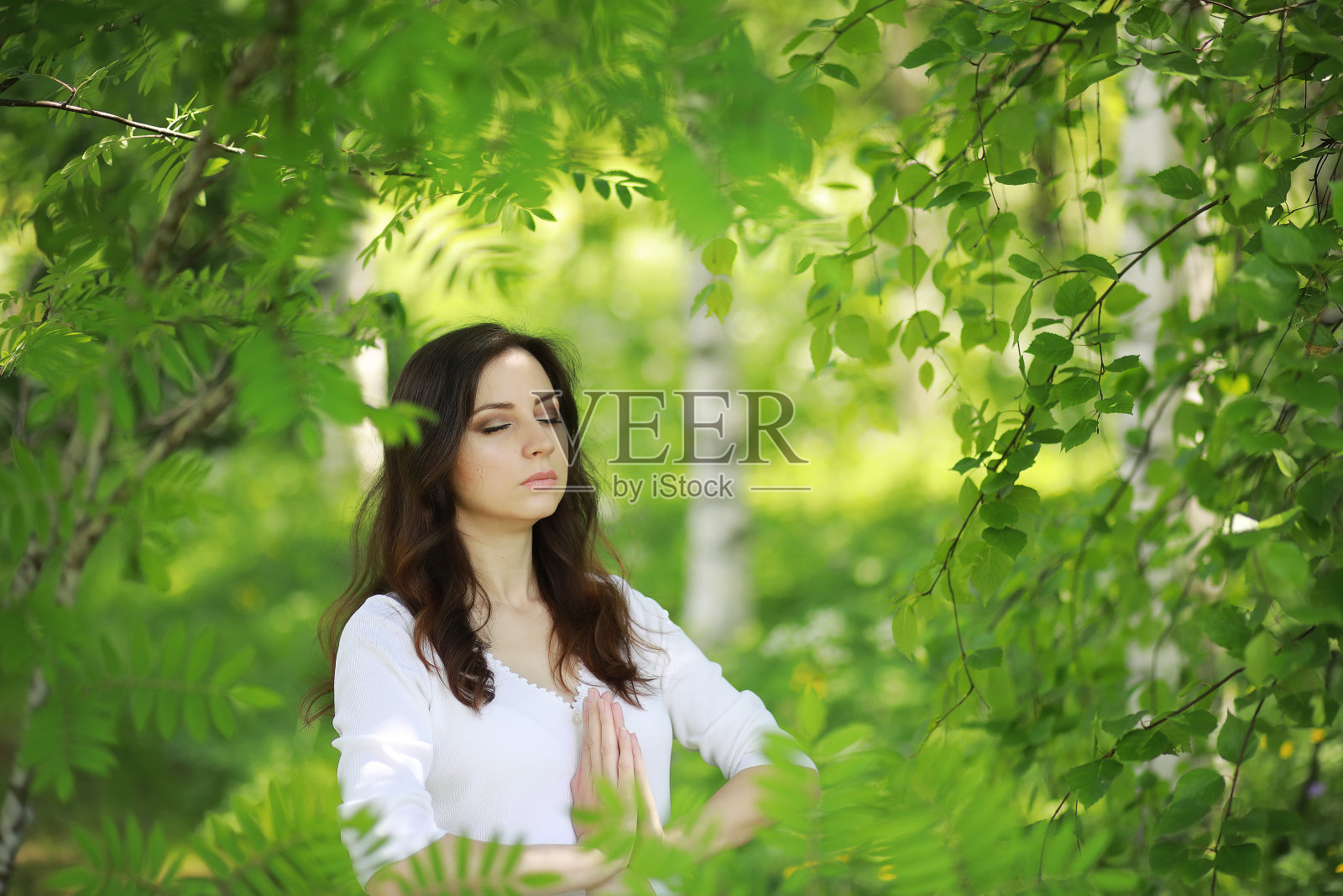 一名孕妇在夏天的大自然中做瑜伽运动照片摄影图片