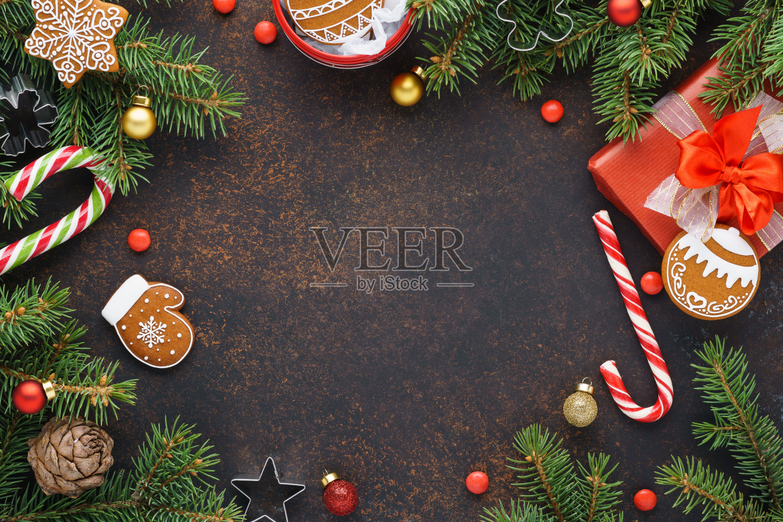 圣诞背景概念与礼物盒和圣诞树。照片摄影图片