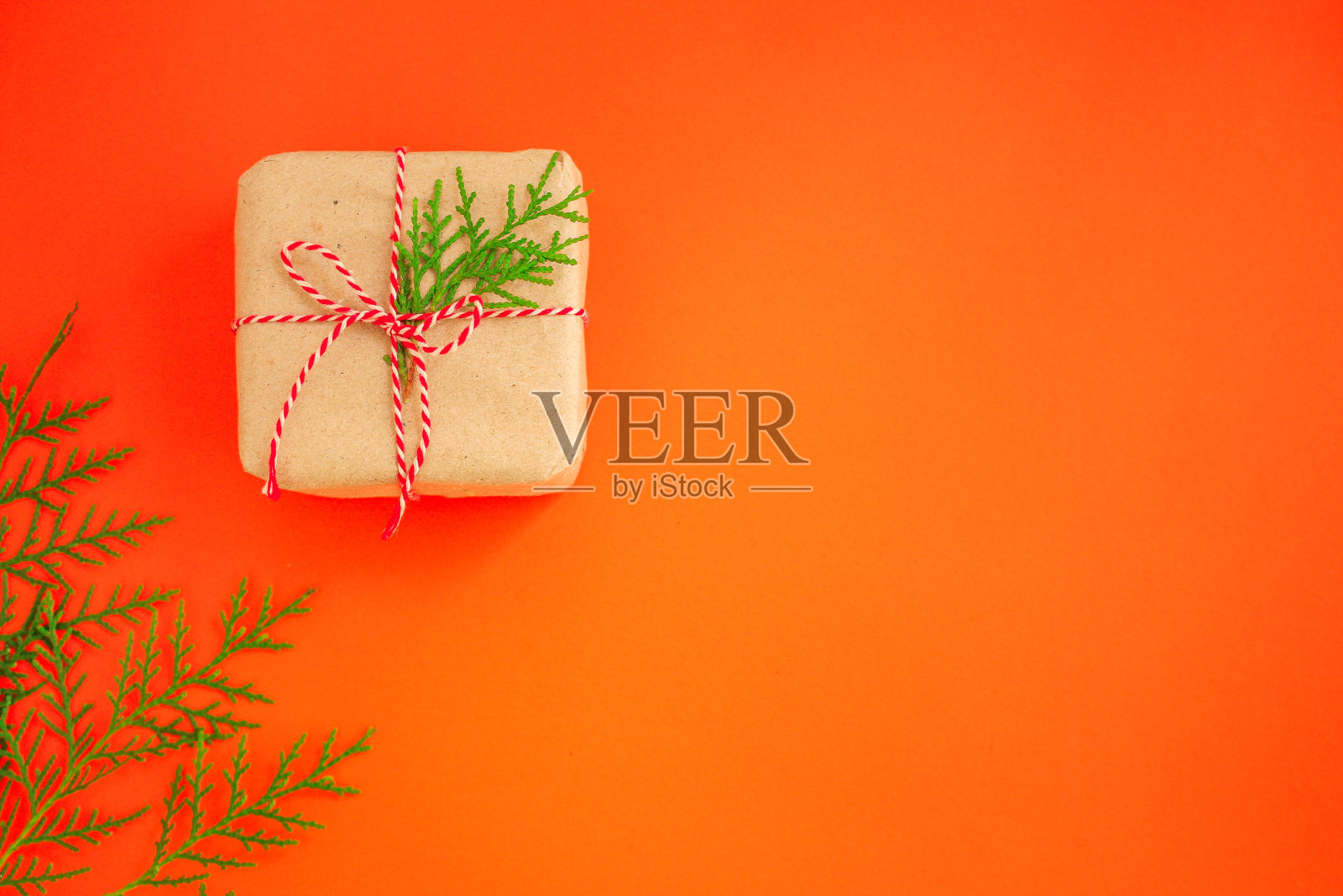 礼盒的节日包装(新年或圣诞节、生日)概念。食品的背景。副本的空间。俯视图照片摄影图片