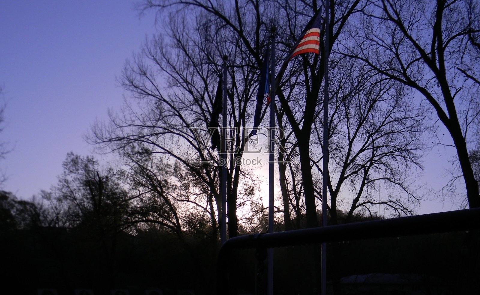 阳光下的美国国旗照片摄影图片