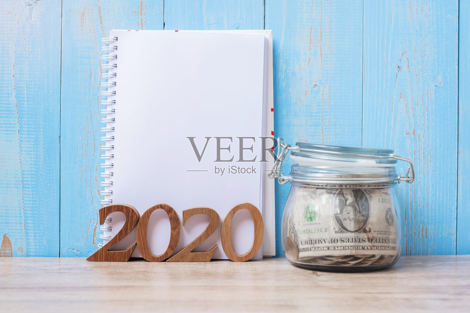 2020年新年用空白笔记本、钱柜和木号。财务，决议，目标，计划，行动和节约概念照片摄影图片