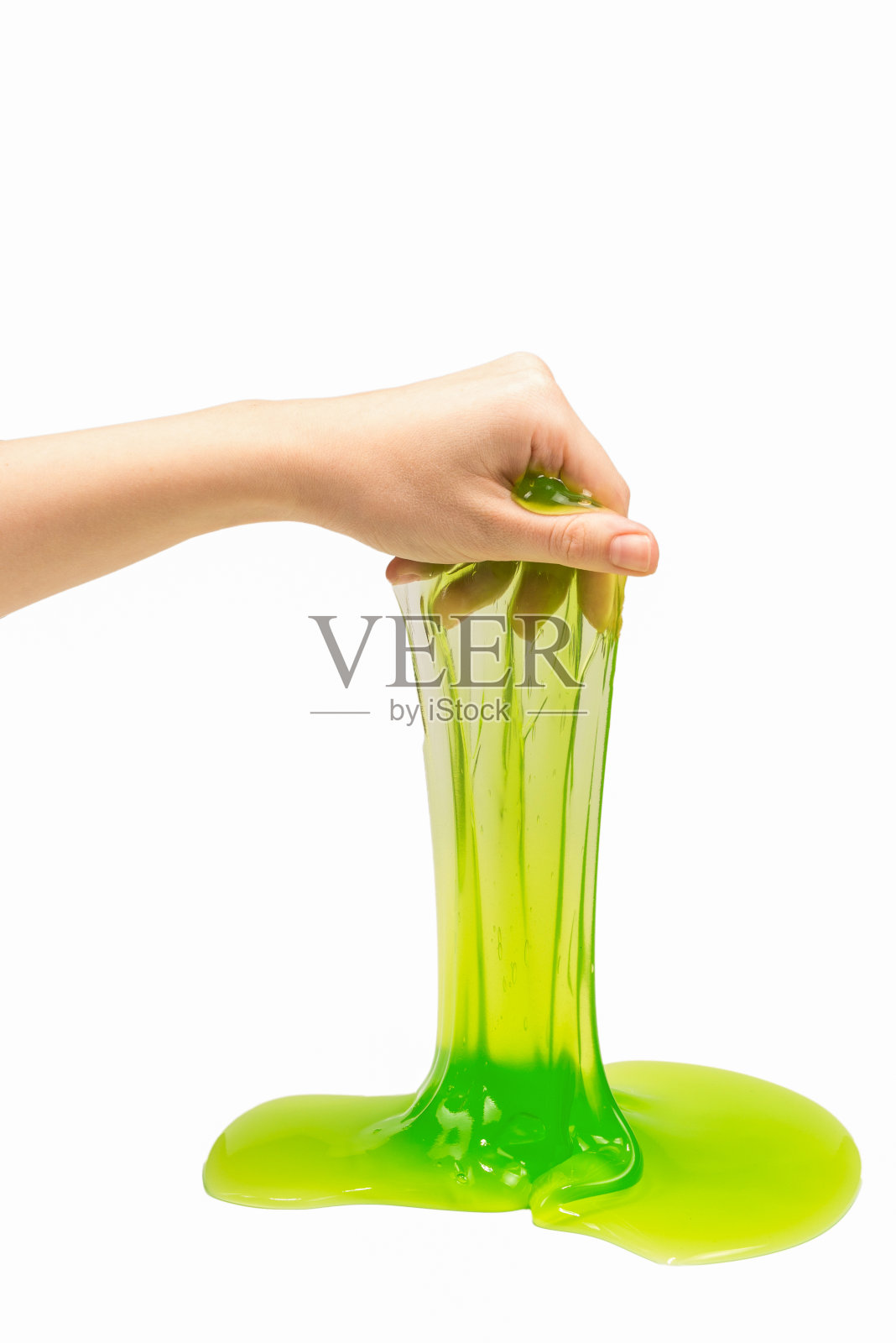 绿色黏液玩具在女人手上孤立在白色。照片摄影图片