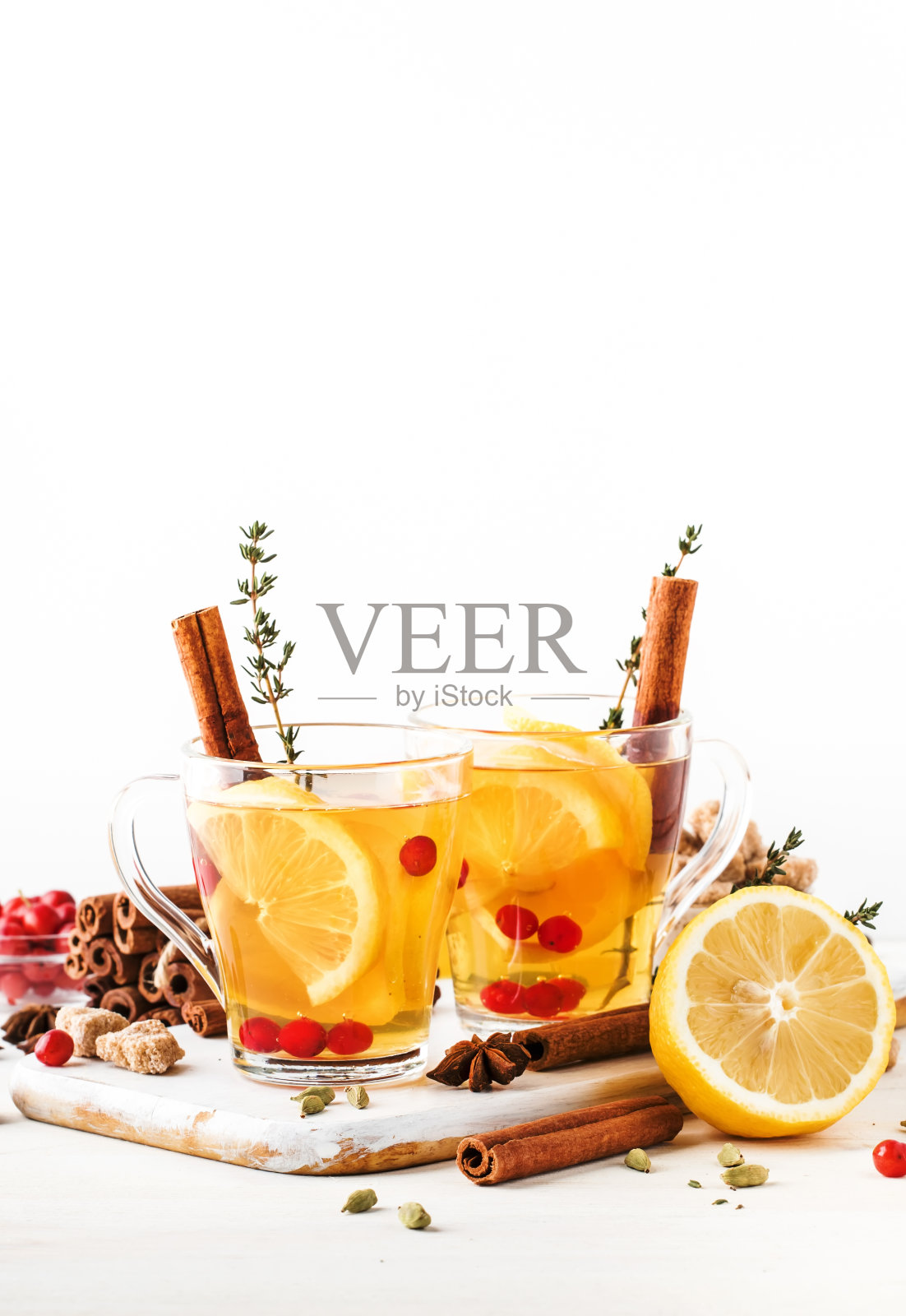 冬季或秋季治疗热茶柠檬，蔓越莓，百里香和香料，白色背景，复制空间，选择性焦点照片摄影图片