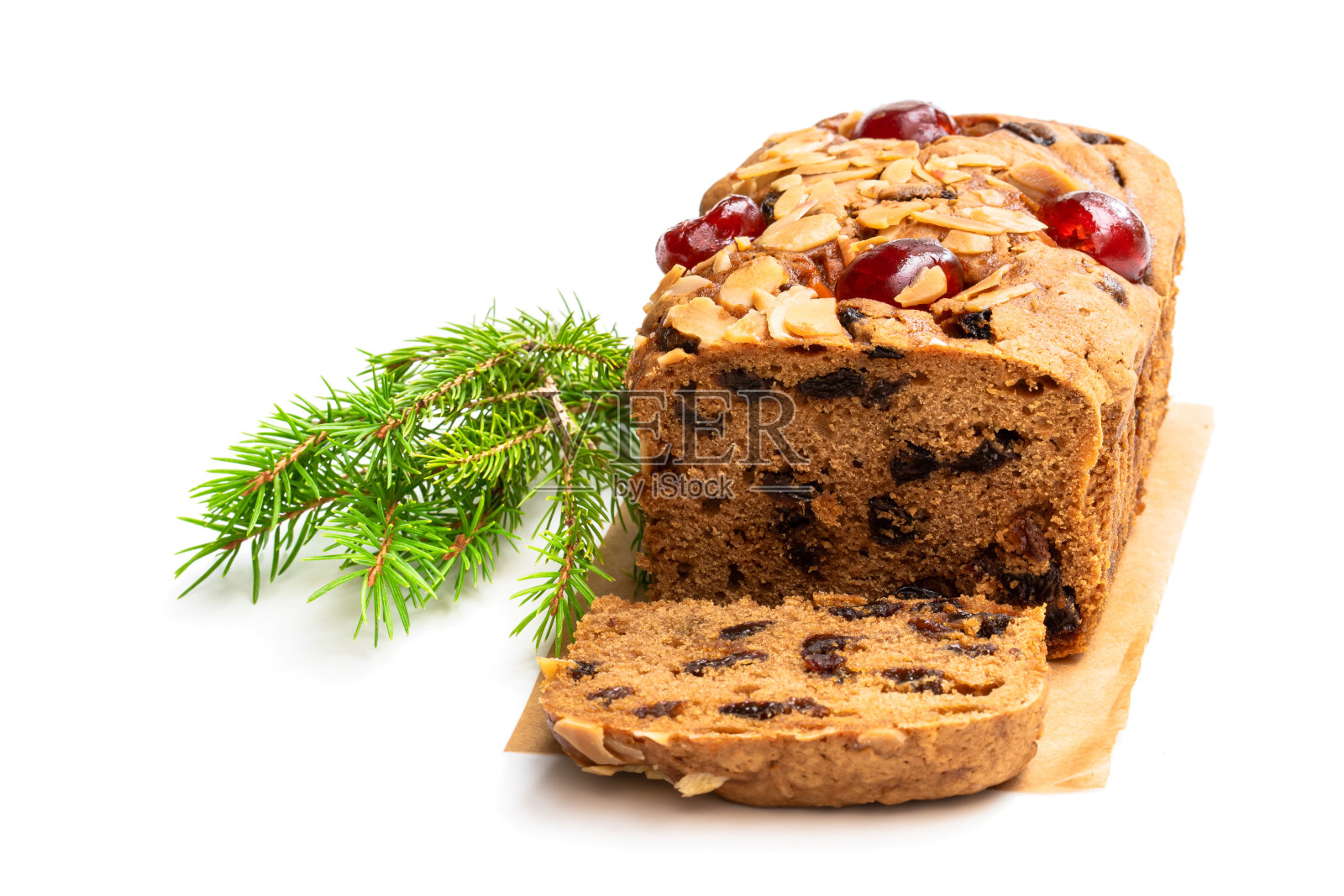 混合水果糕与杏仁片孤立在白色照片摄影图片