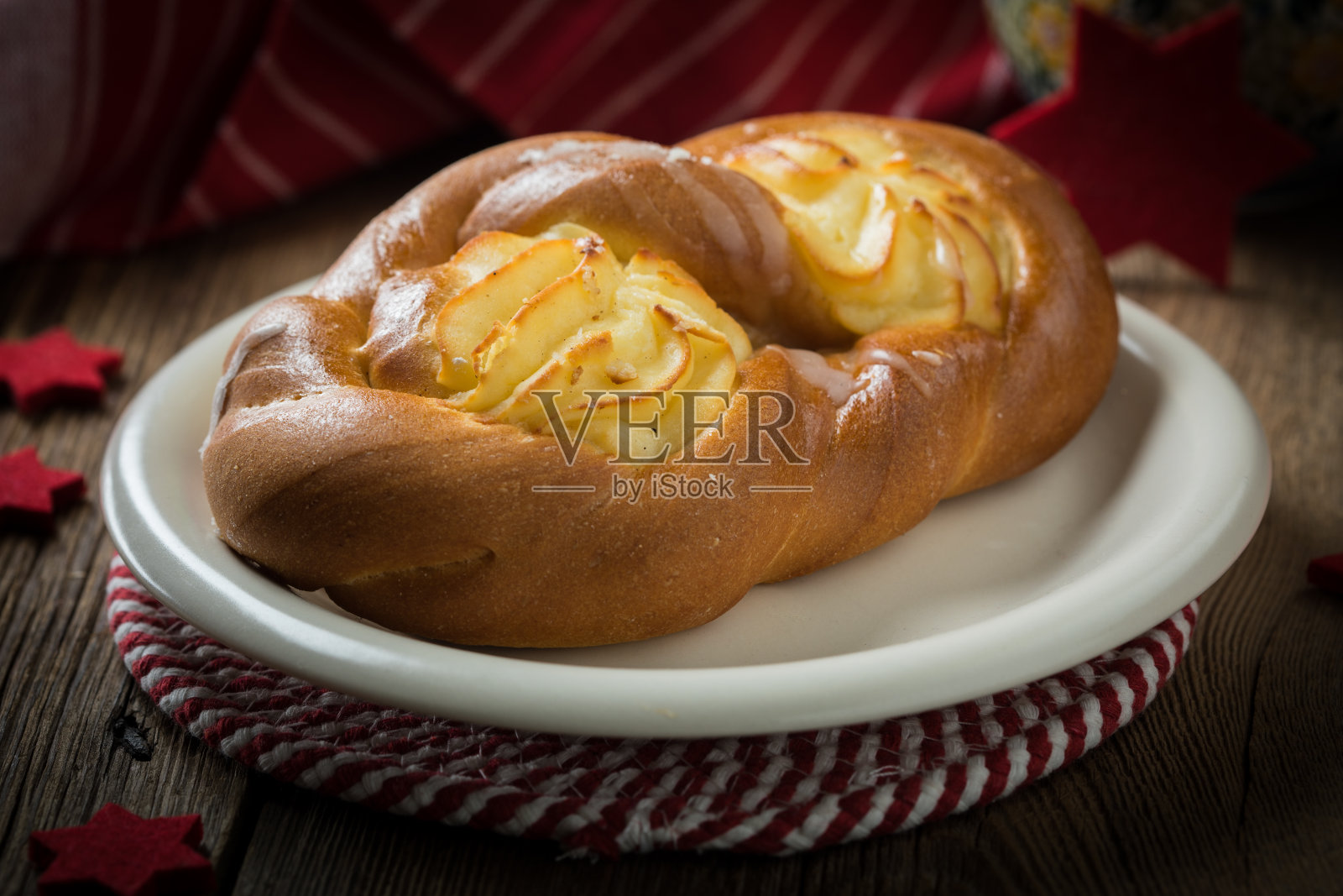 加奶酪的甜面包。照片摄影图片